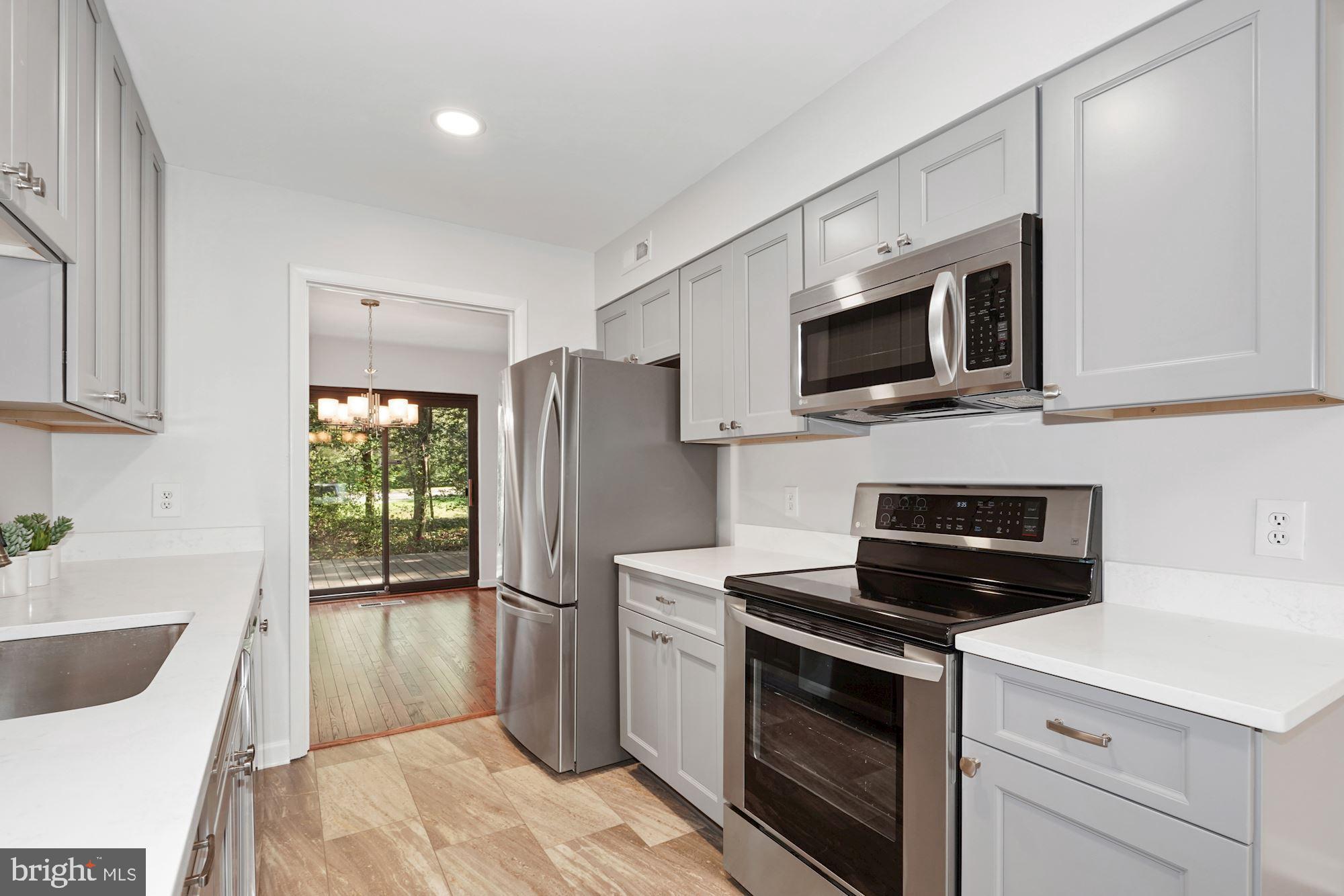 2005 Sarazen Place Reston, VA 20191 - Photo 7 of 35 Stainless Steel LG Appliances