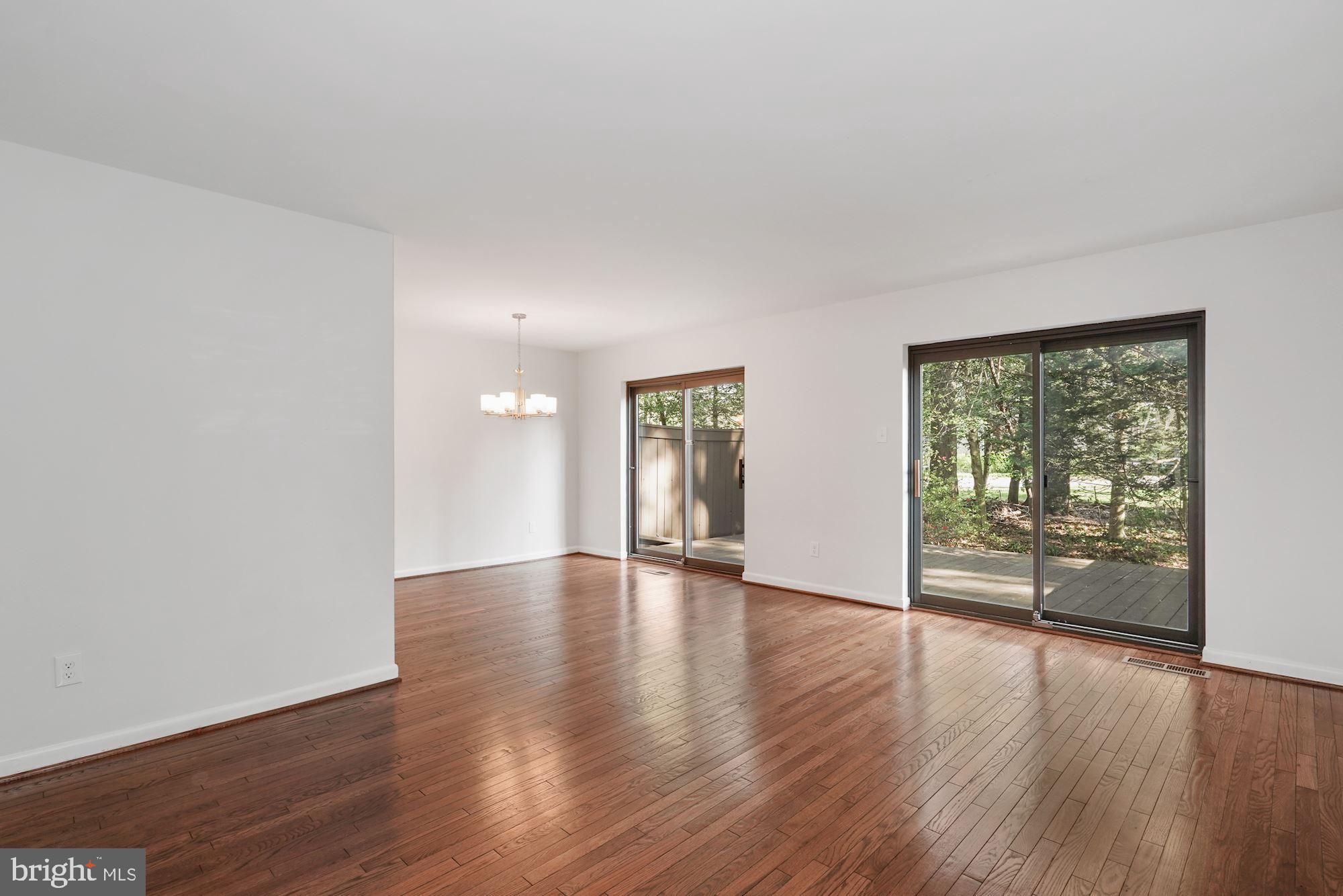 2005 Sarazen Place Reston, VA 20191 - Photo 10 of 35 Living Room