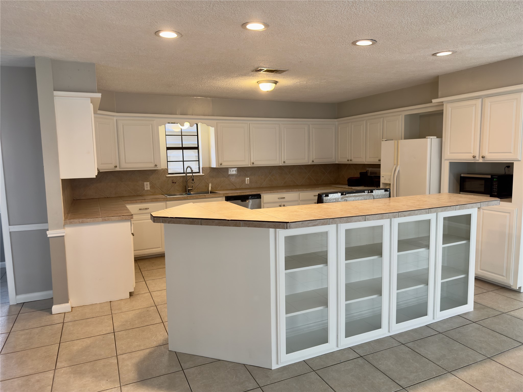 22 Sue Lane Highlands, TX 77562 - Photo 3 of 13 Kitchen