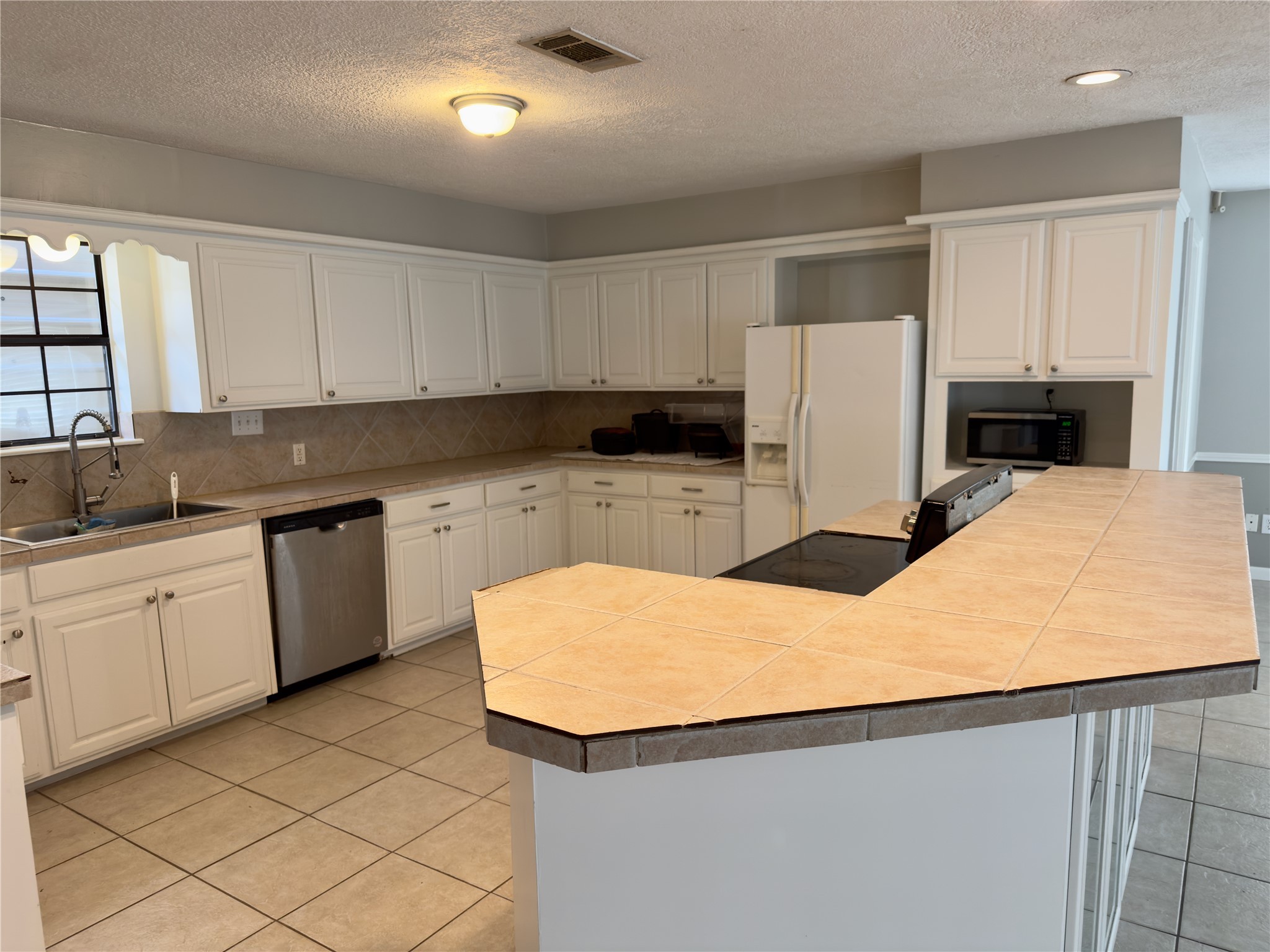 22 Sue Lane Highlands, TX 77562 - Photo 4 of 13 Kitchen