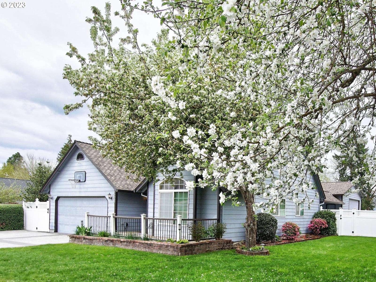34385 Northeast Sunset Loop Scappoose, OR 97056 - Photo 3 of 42 front view of a house with a yard