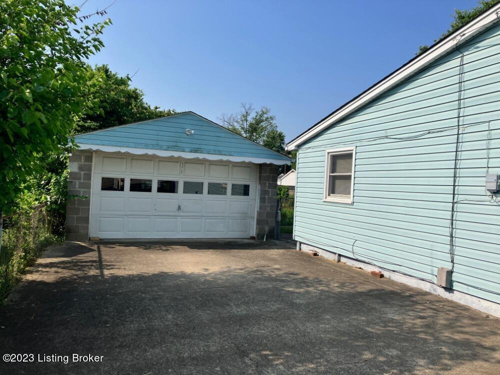 173 Meadowood Road Louisville, KY 40229 - Photo 4 of 8 Garage