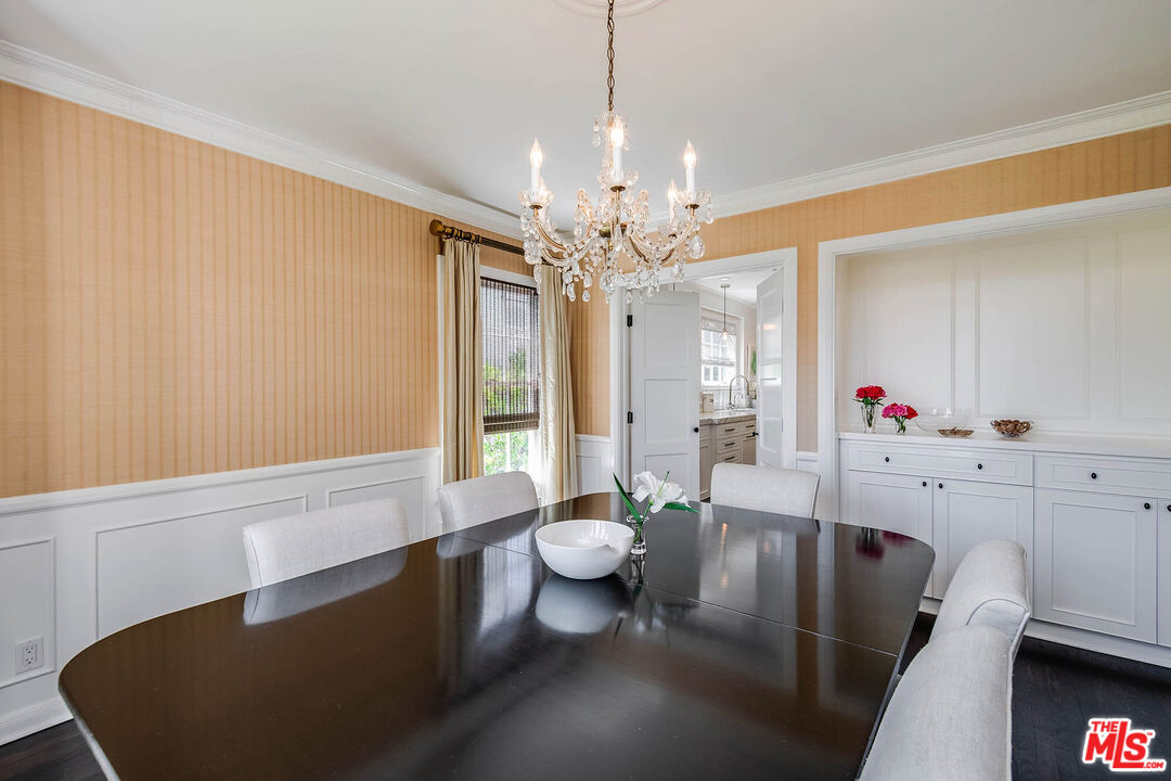 2755 McConnell Drive Los Angeles, CA 90064 - Photo 11 of 47 a very nice looking dining room with a large window