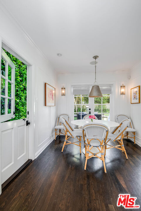 2755 McConnell Drive Los Angeles, CA 90064 - Photo 13 of 47 a living room with furniture and a wooden floor