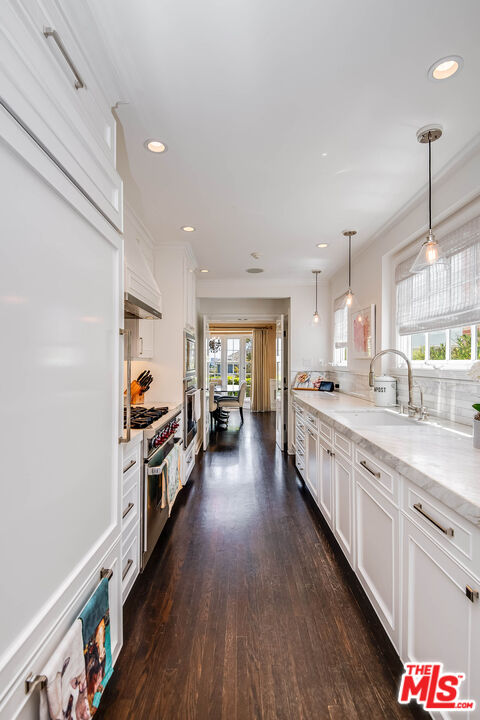 2755 McConnell Drive Los Angeles, CA 90064 - Photo 14 of 47 a large kitchen with lot of counter space