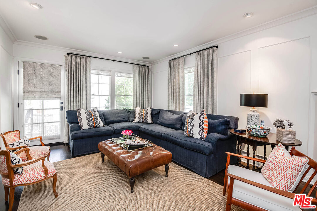 2755 McConnell Drive Los Angeles, CA 90064 - Photo 16 of 47 a living room with furniture and a flat screen tv
