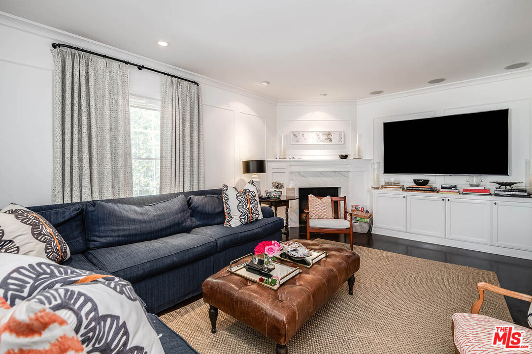 2755 McConnell Drive Los Angeles, CA 90064 - Photo 17 of 47 a living room with furniture and a flat screen tv