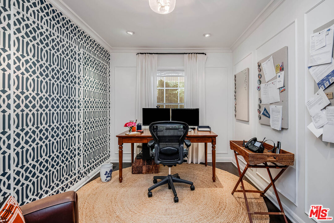 2755 McConnell Drive Los Angeles, CA 90064 - Photo 18 of 47 a workspace with furniture
