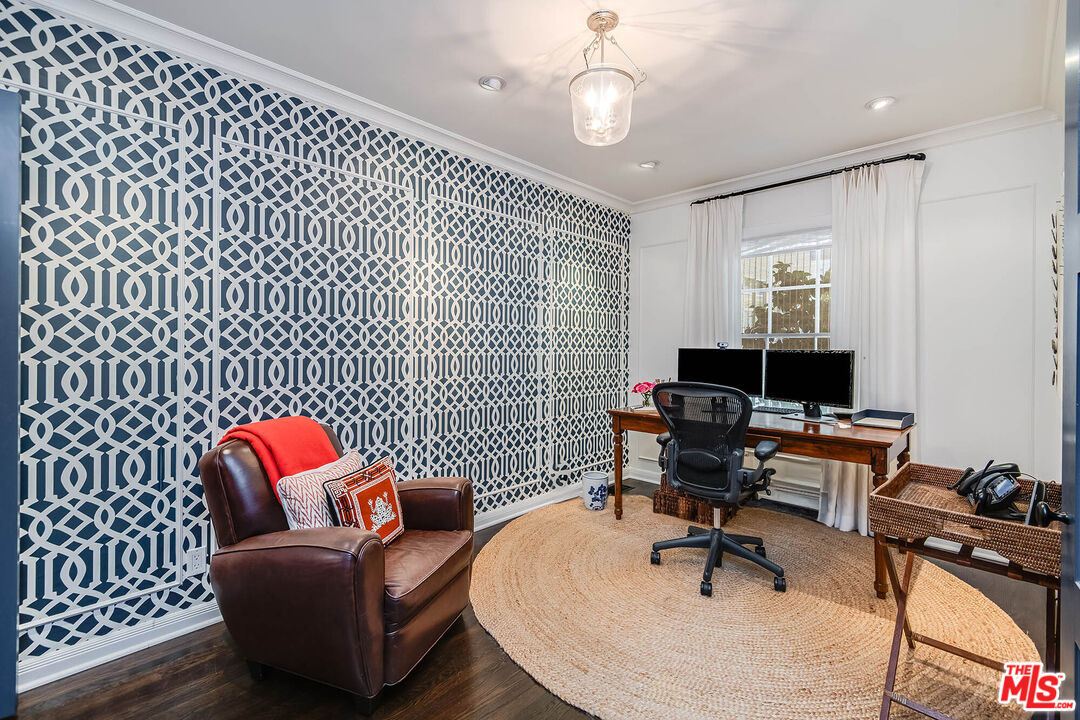 2755 McConnell Drive Los Angeles, CA 90064 - Photo 19 of 47 a livingroom with workspace couch and a window