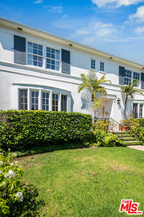 2755 McConnell Drive Los Angeles, CA 90064 - Photo 2 of 47 a front view of a residential apartment building with a yard