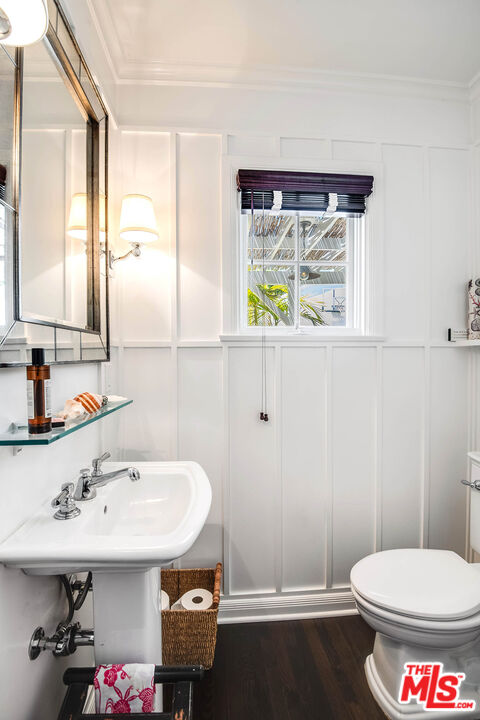 2755 McConnell Drive Los Angeles, CA 90064 - Photo 21 of 47 a bathroom with a sink a toilet and a mirror