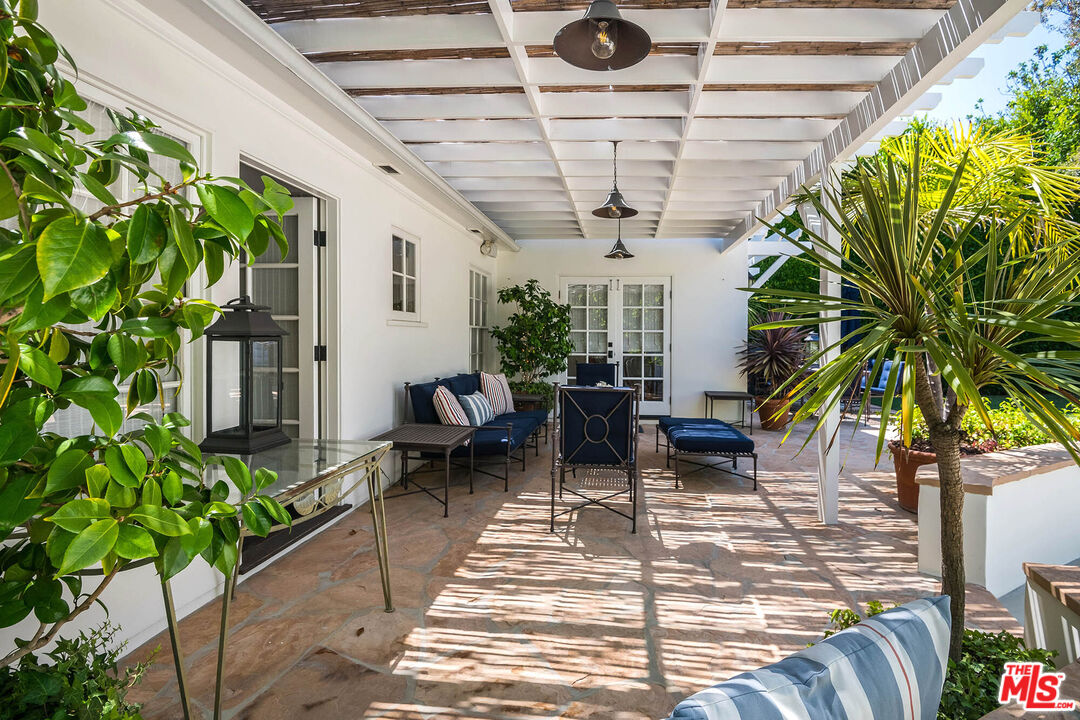 2755 McConnell Drive Los Angeles, CA 90064 - Photo 23 of 47 a view of a patio with a table and chairs and potted plants