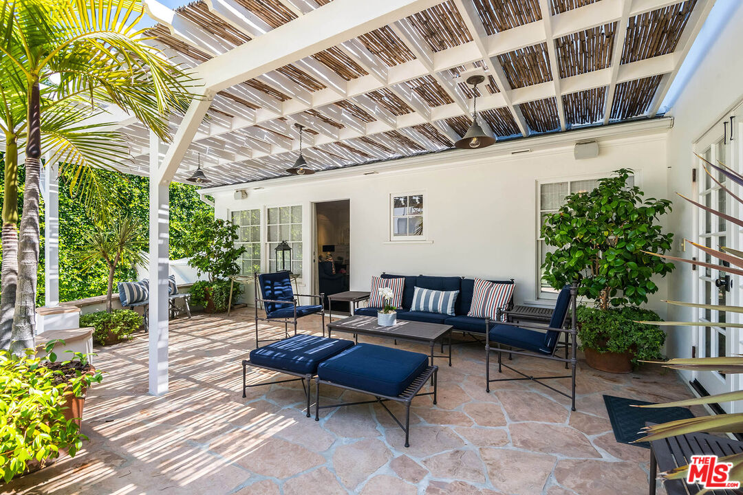 2755 McConnell Drive Los Angeles, CA 90064 - Photo 24 of 47 a outdoor living space with furniture and a potted plant