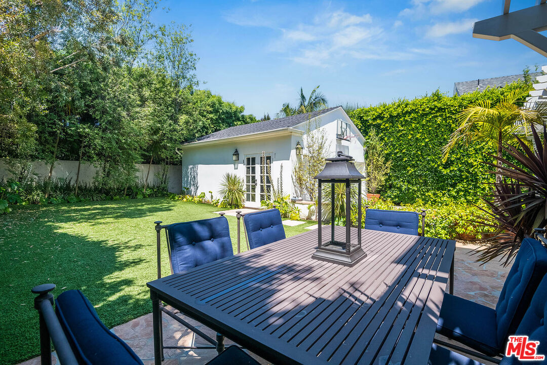 2755 McConnell Drive Los Angeles, CA 90064 - Photo 25 of 47 a view of a table and chairs in patio of the backyard