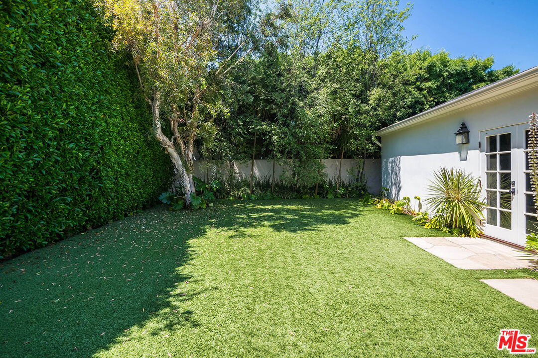2755 McConnell Drive Los Angeles, CA 90064 - Photo 28 of 47 a view of a backyard with a small cabin