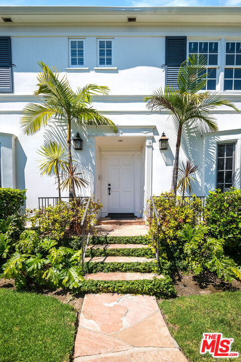 2755 McConnell Drive Los Angeles, CA 90064 - Photo 3 of 47 a view of a house with a patio
