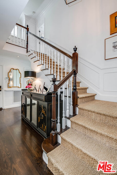 2755 McConnell Drive Los Angeles, CA 90064 - Photo 32 of 47 a view of entryway and hall
