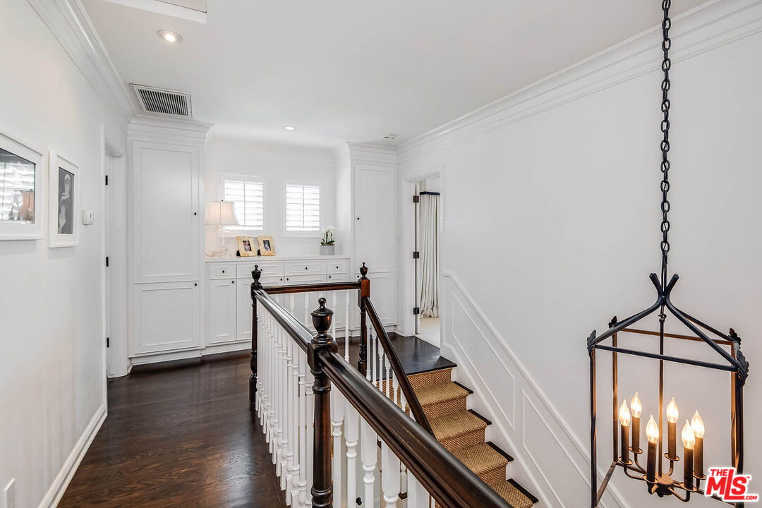 2755 McConnell Drive Los Angeles, CA 90064 - Photo 33 of 47 a view of a room with gym equipment