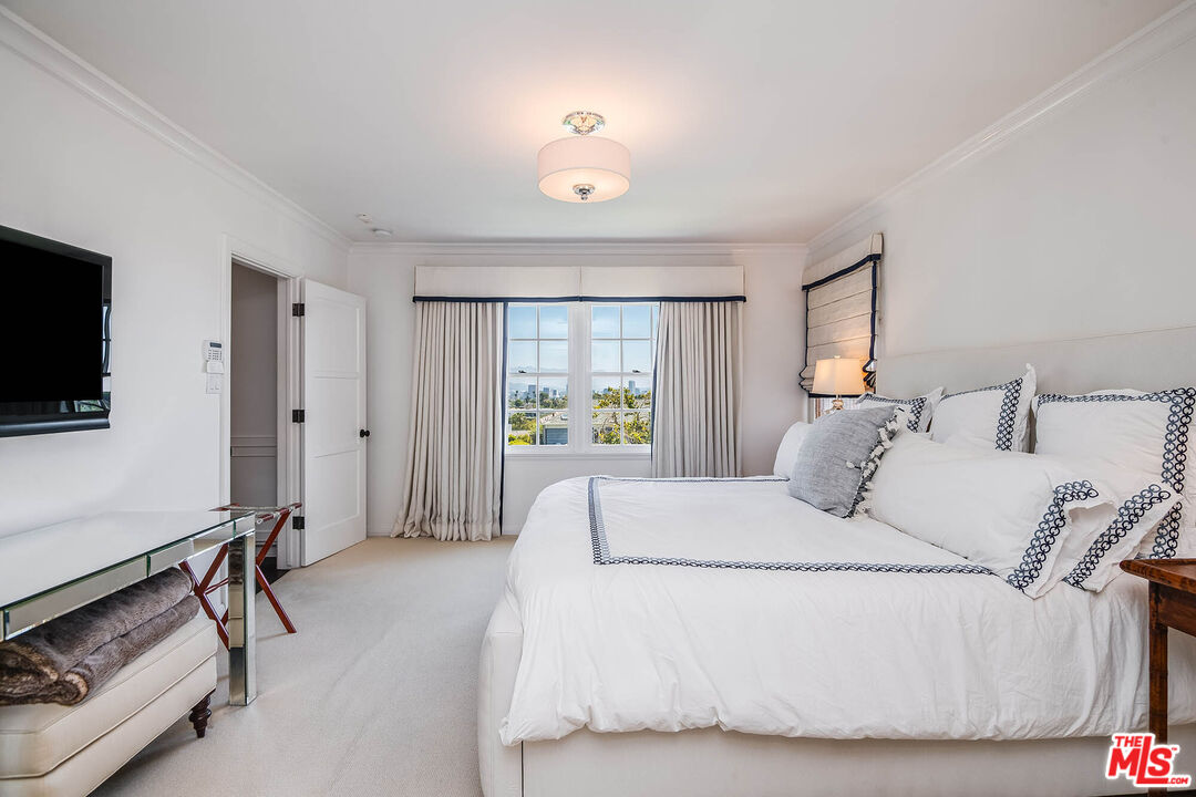 2755 McConnell Drive Los Angeles, CA 90064 - Photo 35 of 47 a bedroom with a bed and a flat screen tv