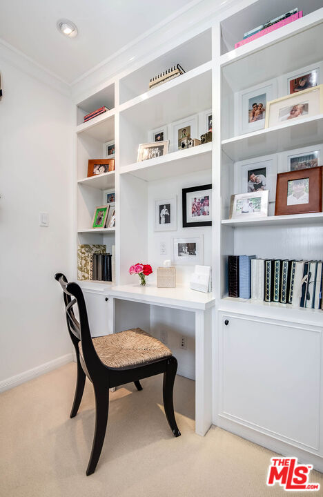 2755 McConnell Drive Los Angeles, CA 90064 - Photo 36 of 47 a room that has a table and a bookshelf in it
