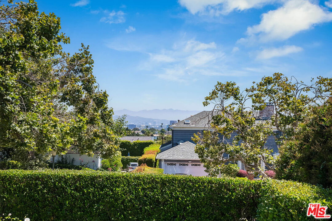 2755 McConnell Drive Los Angeles, CA 90064 - Photo 40 of 47 a view of a garden with a building in the background