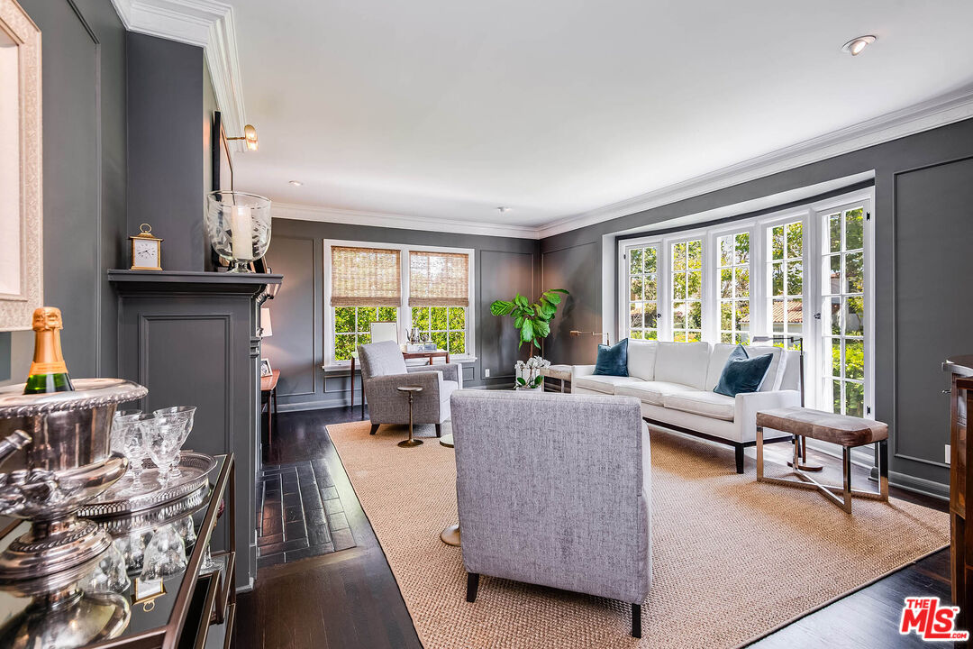 2755 McConnell Drive Los Angeles, CA 90064 - Photo 4 of 47 a living room with furniture and a large window