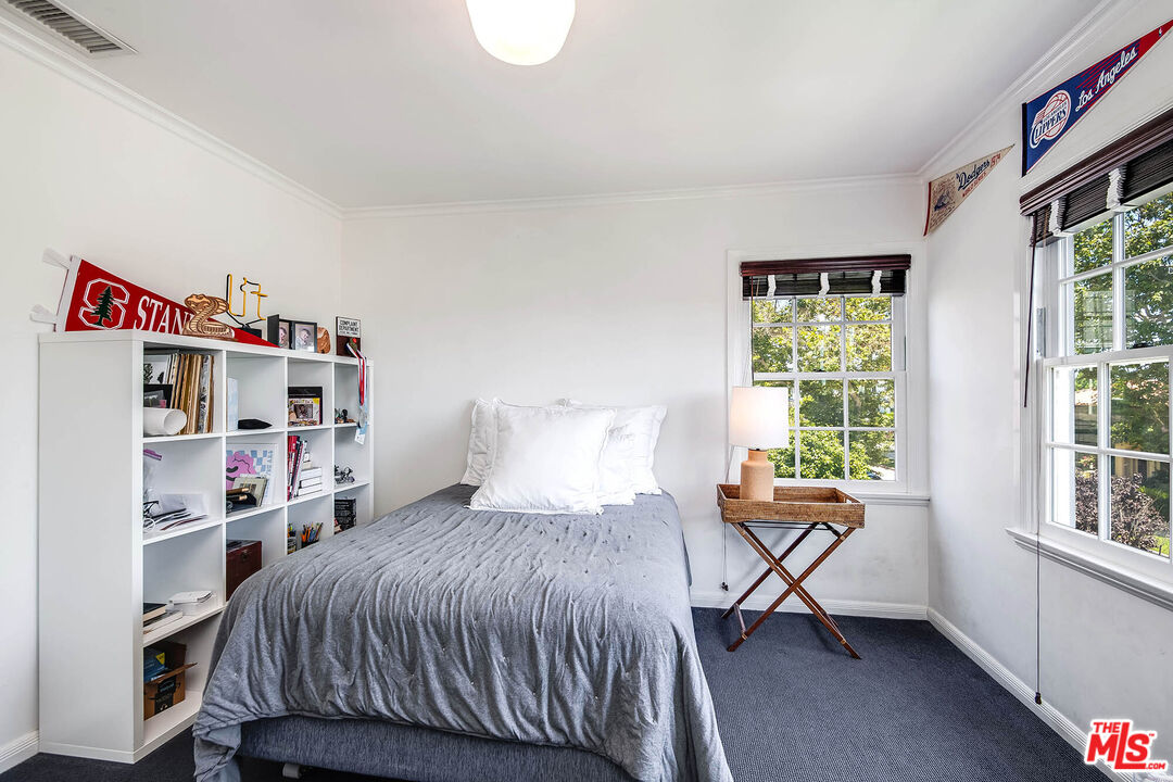2755 McConnell Drive Los Angeles, CA 90064 - Photo 41 of 47 a bedroom with a bed and a window