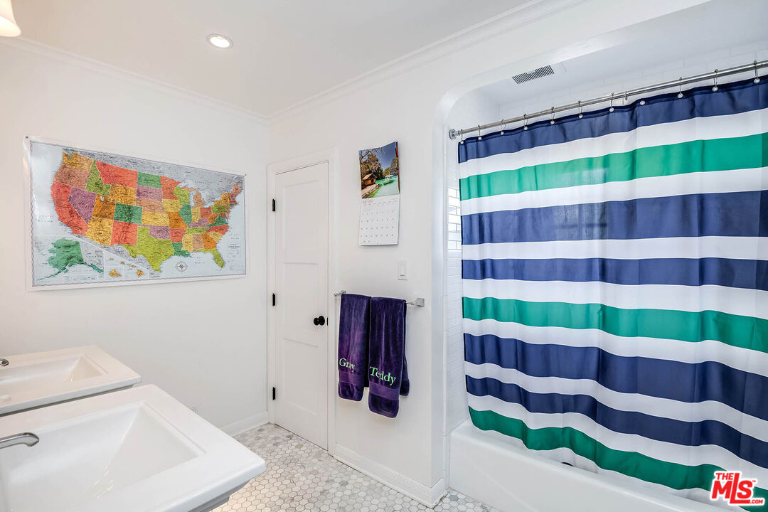 2755 McConnell Drive Los Angeles, CA 90064 - Photo 42 of 47 a room with lots of cabinet and a rug