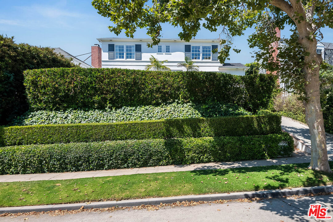 2755 McConnell Drive Los Angeles, CA 90064 - Photo 46 of 47 a front view of a house with a garden