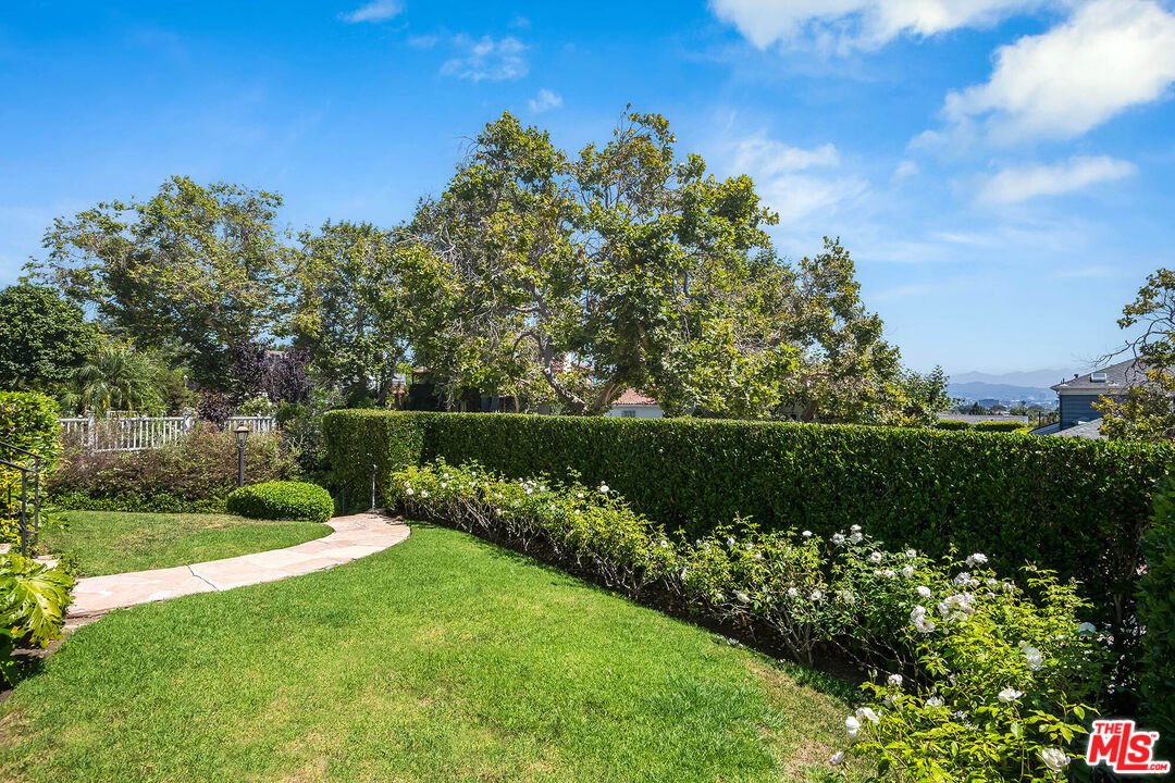 2755 McConnell Drive Los Angeles, CA 90064 - Photo 47 of 47 a view of a lake with a yard