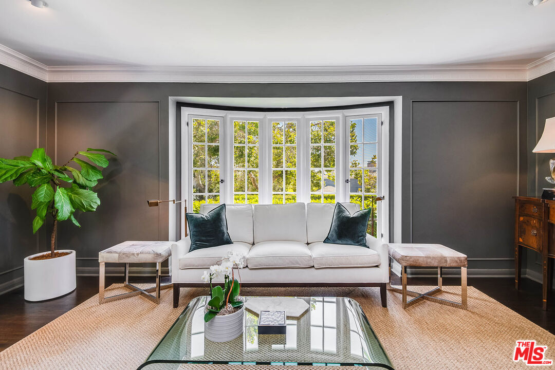 2755 McConnell Drive Los Angeles, CA 90064 - Photo 6 of 47 a living room with furniture and a potted plant