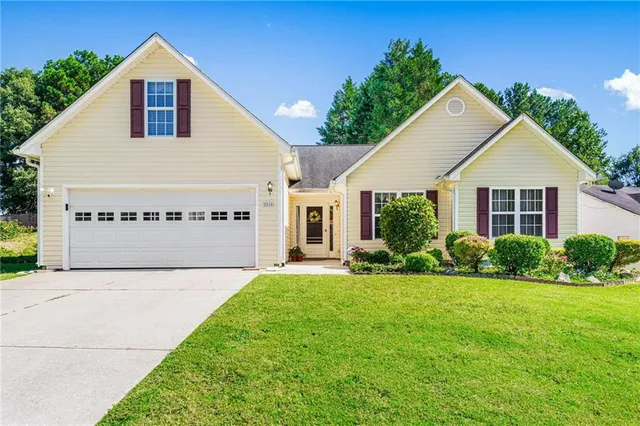 a view of a house with a yard