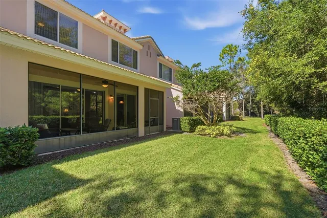 a view of a back yard