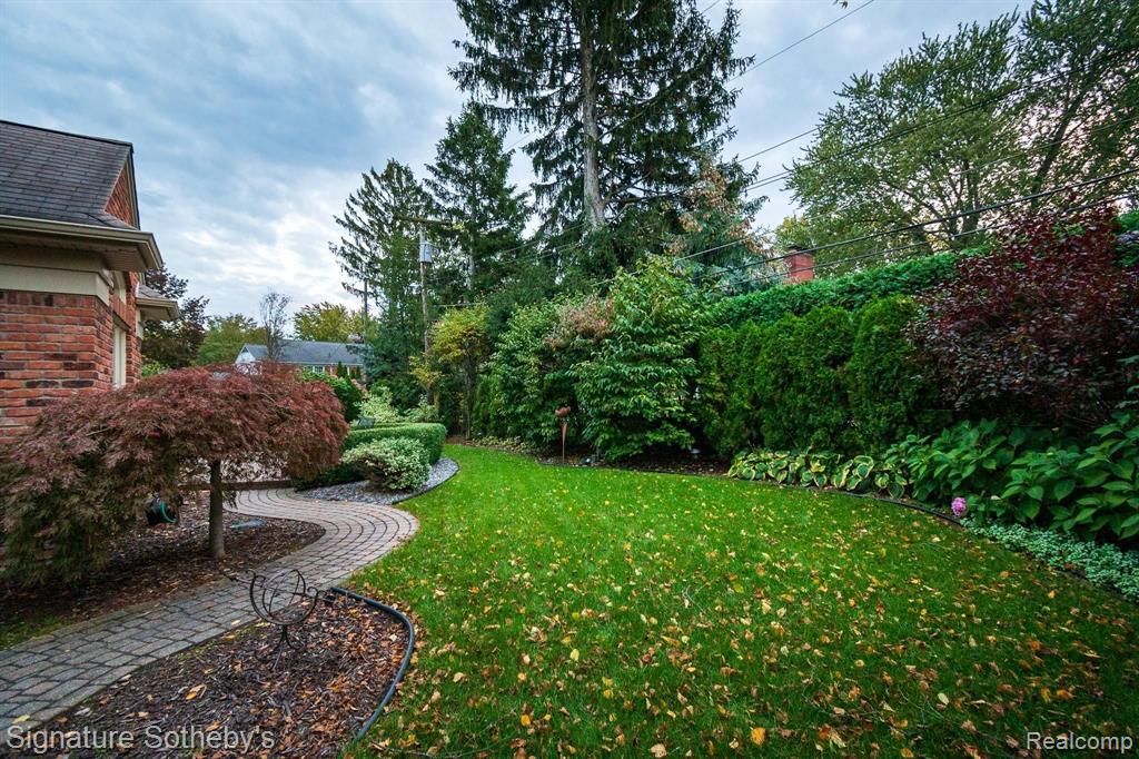 577 Thorntree Road Grosse Pointe Woods, MI 48236 - Photo 35 of 40
