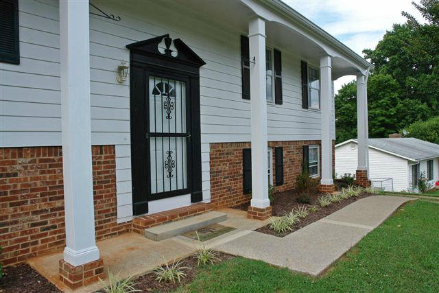 1608 Indian Rock Road Roanoke, VA 24014 - Photo 5 of 37 a front view of a house with yard