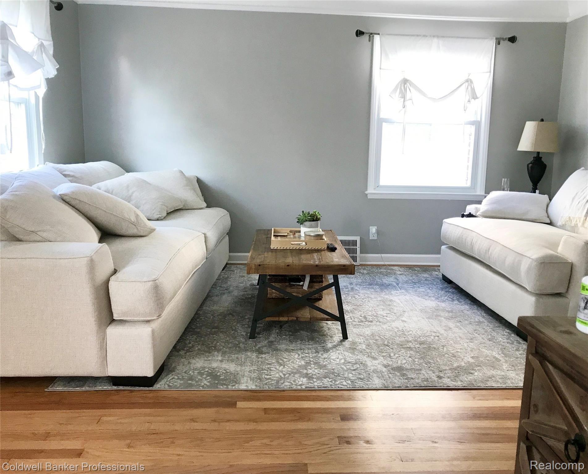 960 Princeton Road Berkley, MI 48072 - Photo 2 of 15 Living room
