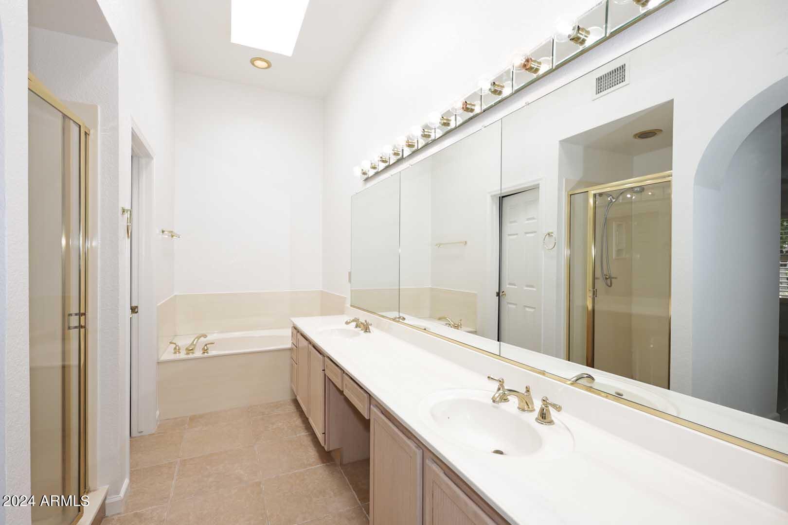7272 East Gainey Ranch Road, Unit 55 Scottsdale, AZ 85258 - Photo 22 of 35 a bathroom with a double vanity sink mirror double and bathtub