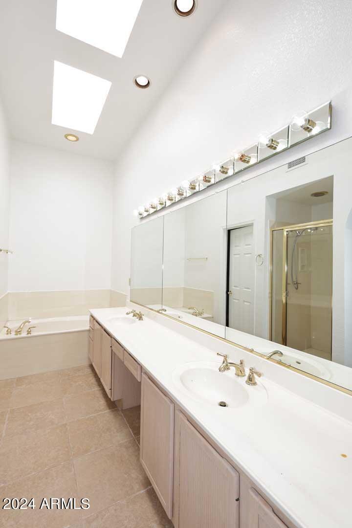 7272 East Gainey Ranch Road, Unit 55 Scottsdale, AZ 85258 - Photo 23 of 35 a bathroom with a tub a sink and mirror