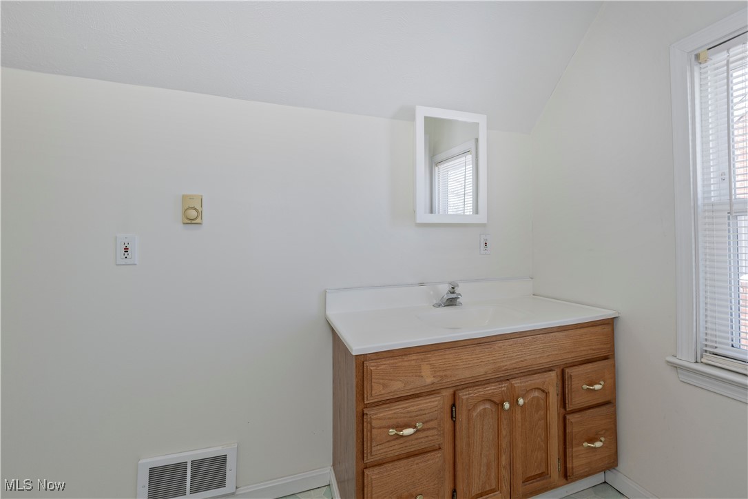 4040 Ardmore Road Cleveland, OH 44121 - Photo 34 of 43