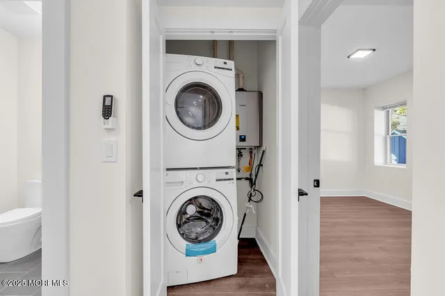 a view of entryway with washer and dryer