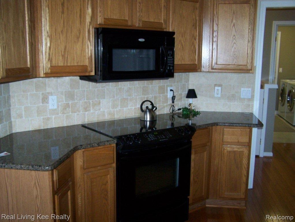 1889 Dunham Drive Rochester, MI 48306 - Photo 10 of 25 010.jpg