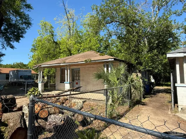 a view of backyard of the house