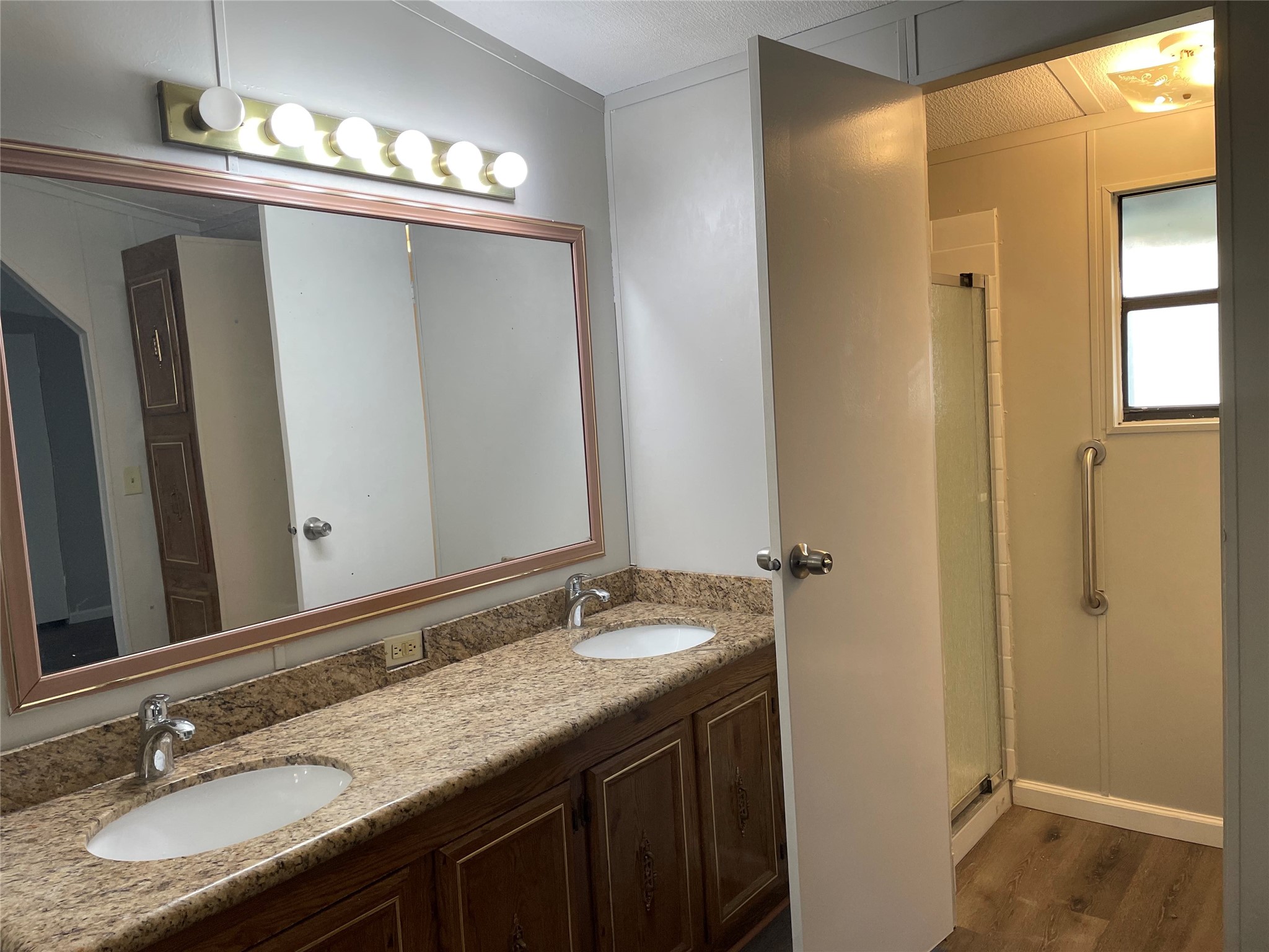 228 Hambrick Road Houston, TX 77060 - Photo 15 of 19 Primary Bathroom