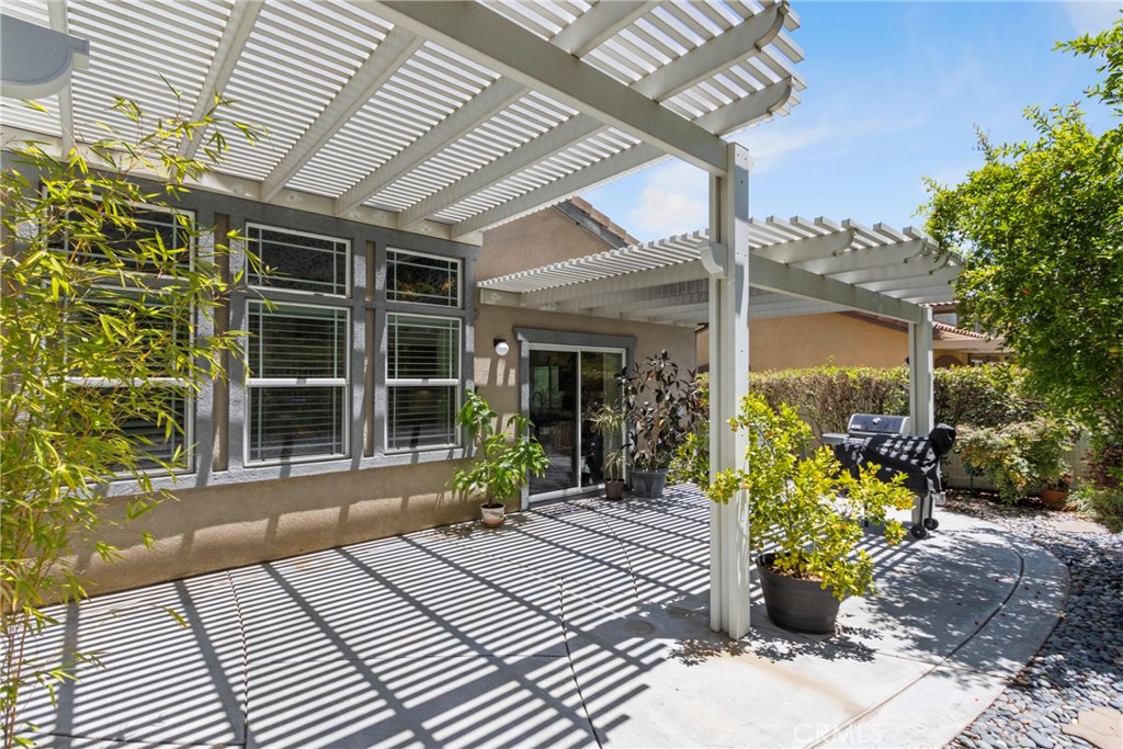 33145 Vermont Road Temecula, CA 92592 - Photo 39 of 41 a front view of a house