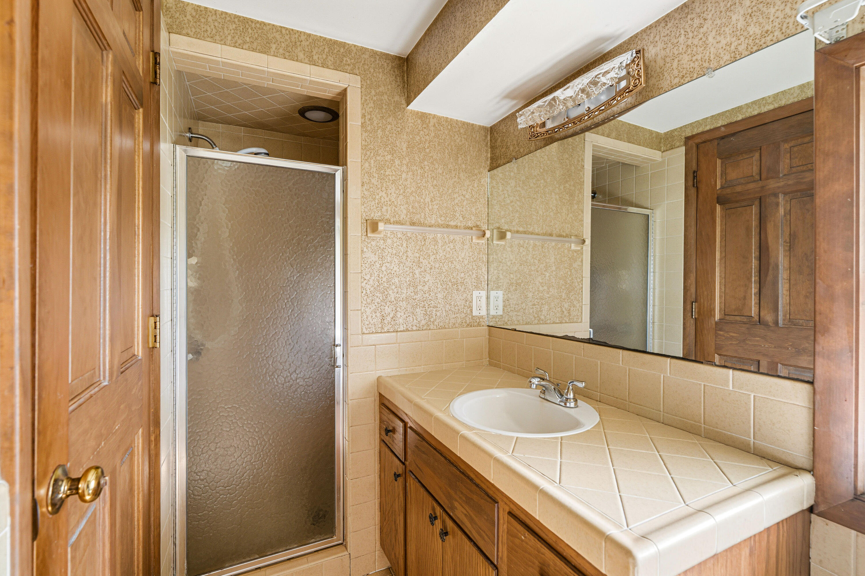 19272 West Coffee Road New Berlin, WI 53146 - Photo 22 of 49 Primary Bathroom