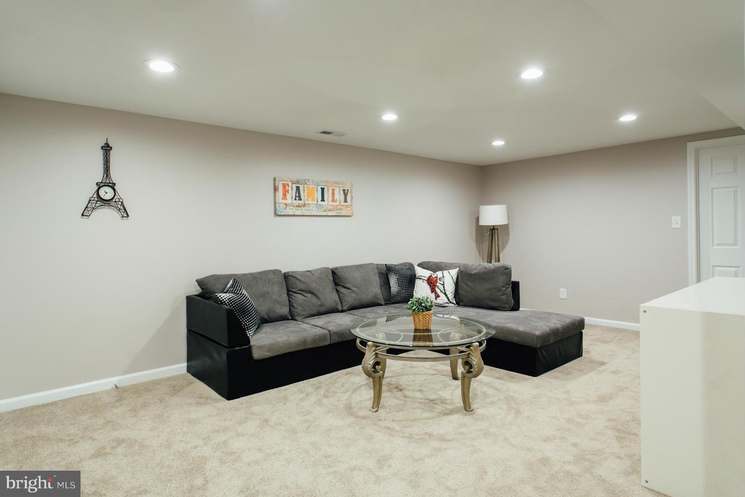 1801 Hanford Road Baltimore, MD 21237 - Photo 14 of 27 Cozy Family Room