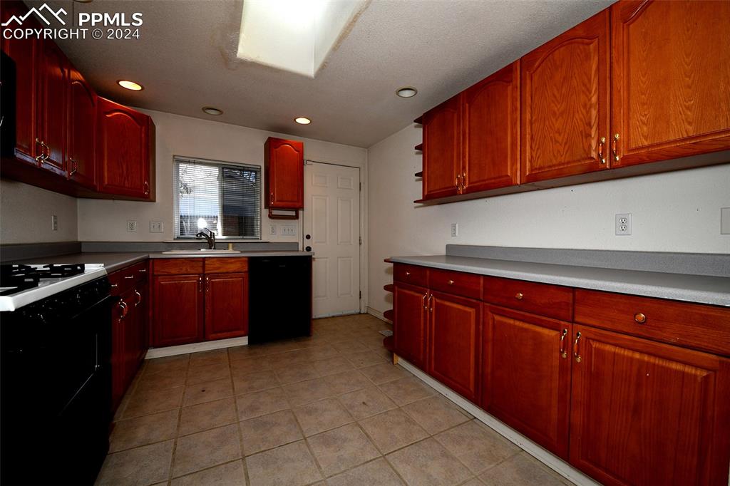 806 Prairie Road Colorado Springs, CO 80909 - Photo 5 of 21