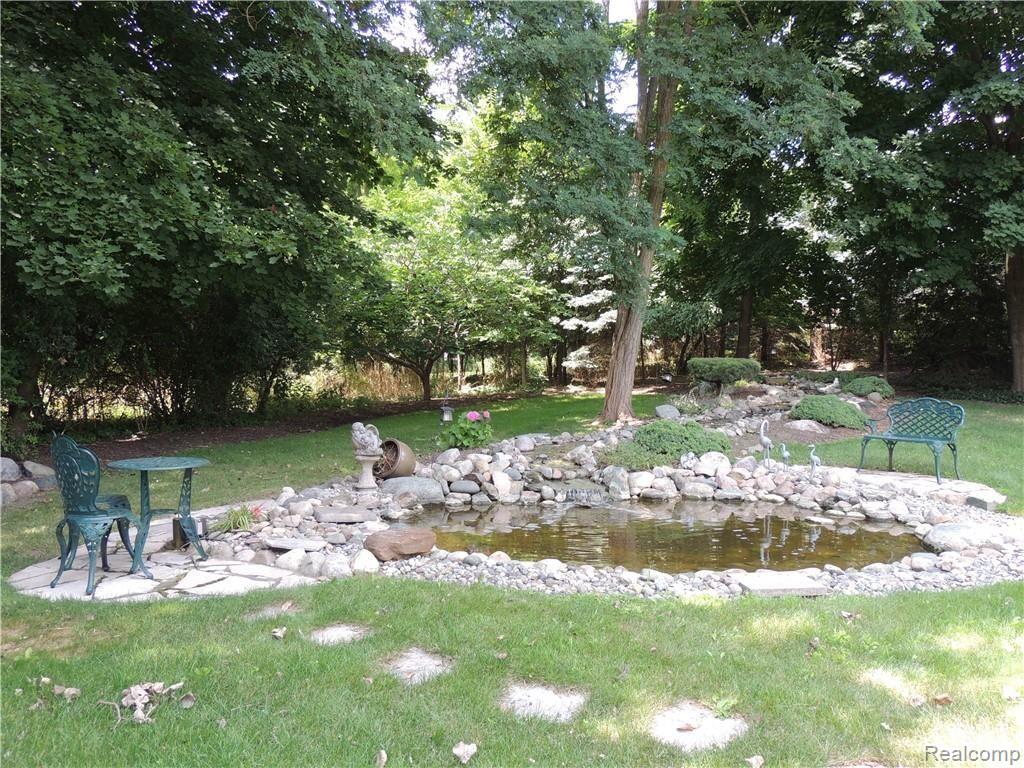 2463 Ashford Rochester Hills, MI 48306 - Photo 3 of 18