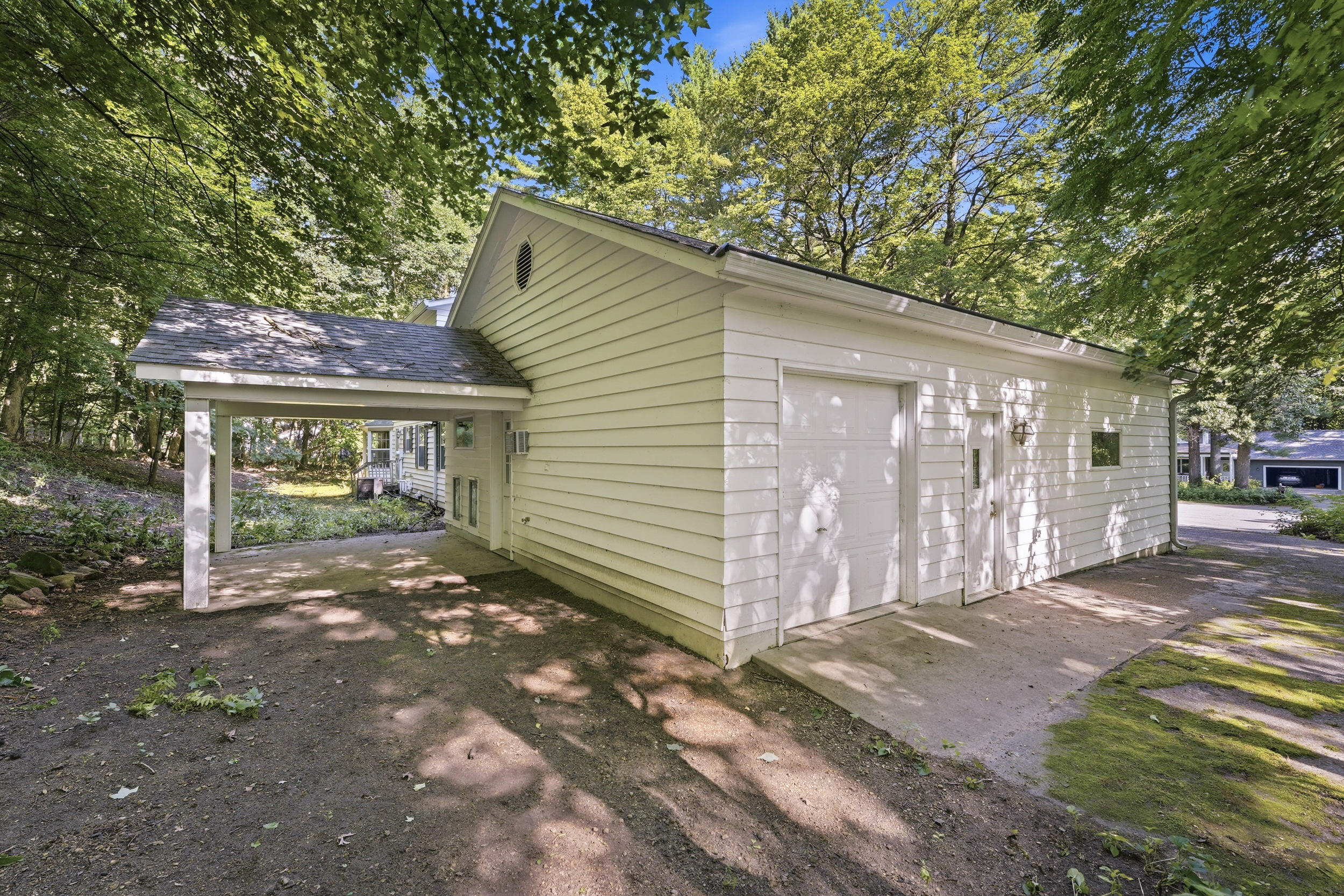 137 Canterbury Road Washington, WI 54701 - Photo 4 of 40 Covered porch