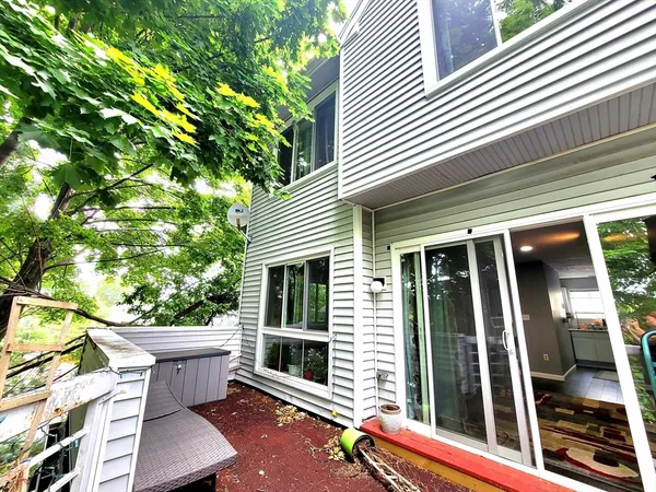 $3,200 | 391 Hyde Park Avenue, Unit 212, Boston, MA 02131
